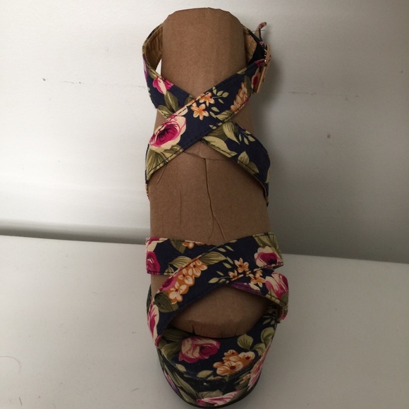 ❌SOLD ON CURTSY❌ Floral Buckle Strappy Wedges - Picture 4 of 8